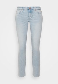 Hellblaue Denim-Jeans mit schlanker Passform, Fünf-Taschen-Design, Messingknopfverschluss und ausgefranstem Saum an den Knöcheln. Weiche, glatte Textur.