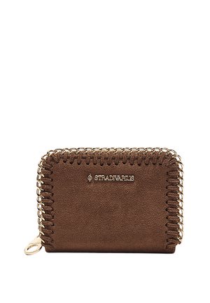 Braune Wildleder-Geldbörse mit goldfarbener Kettennaht und Reißverschluss, mit einem Logo auf der Vorderseite. Rechteckige Form mit weicher Textur.