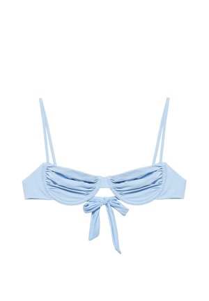 Top bikini azzurro chiaro con sottili spalline, coppe arricciate, supporto con ferretto e fiocco annodato al centro sul davanti.