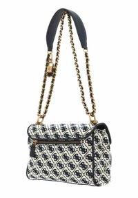 Taška s černobílým vzorem a strukturovaným designem, se řetízkem, horní rukojetí a vnější kapsou na zip.