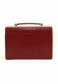 Étui cosmétique rectangulaire rouge en cuir lisse. Doté d'une poignée supérieure et de quincaillerie métallique. Design simple et épuré sans embellissements.