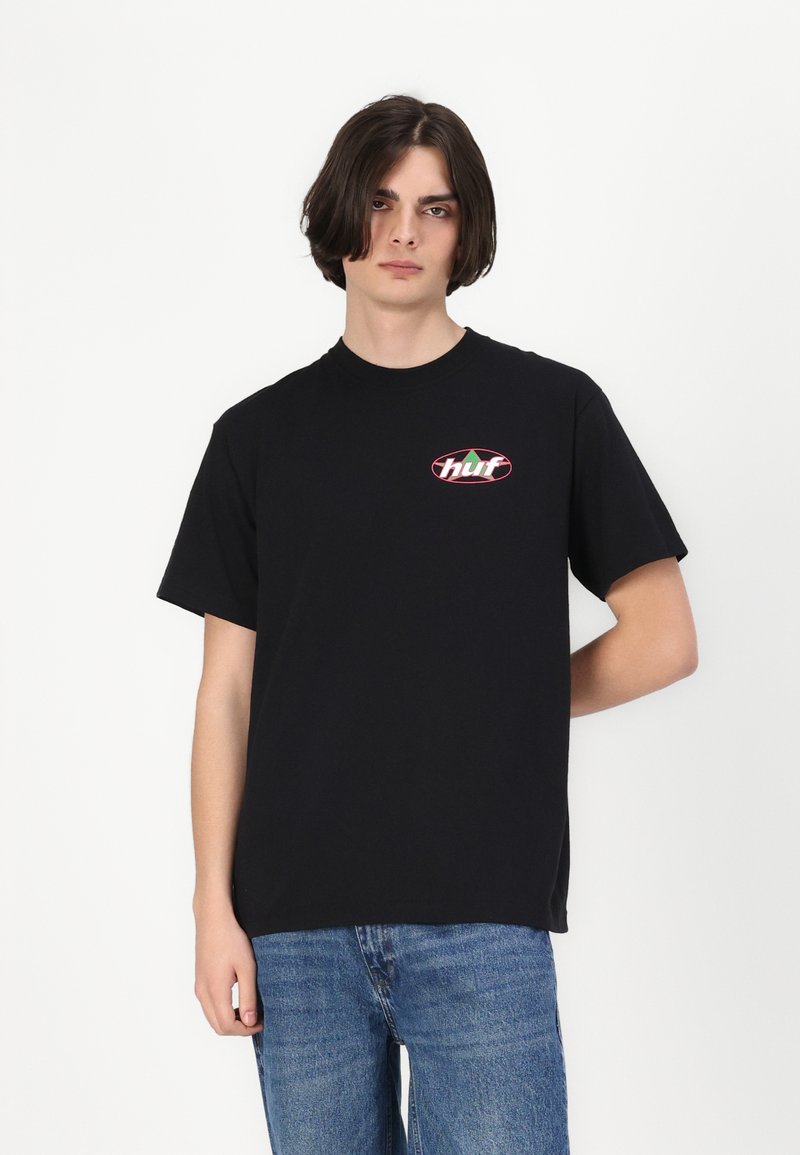 Čierne bavlnené tričko s multikolórovým logom "huf" na ľavej hrudi. Dizajn má klasický okrúhly výstrih a krátke rukávy.