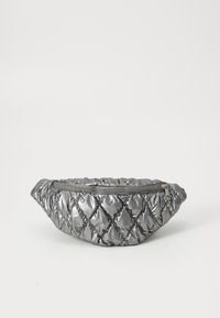 Borsa a vita metallizzata argento trapuntata con cuciture a diamante e chiusura con zip superiore su uno sfondo bianco.