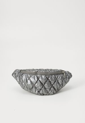 Borsa a vita metallizzata argento trapuntata con cuciture a diamante e chiusura con zip superiore su uno sfondo bianco.