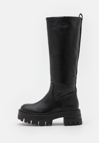 Stivale nero al ginocchio realizzato in pelle liscia, con suola spessa e un sottile zip laterale. Design elegante con accenti minimali.