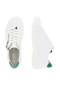Baskets en cuir blanc avec des accents verts, présentant une pointe ronde, un devant à lacets et un détail de zip sur le côté. Semelle en caoutchouc texturé pour une meilleure adhérence.