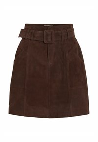 Jupe en daim marron avec une taille ceinturée, présentant un design structuré, des poches et des détails de couture verticale. Texture lisse tout au long.