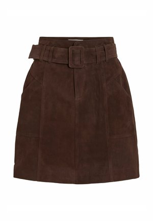 Brun mockaskinns kjol med bälte i midjan, med en strukturerad design, fickor och vertikala sömnadsdetaljer. Slät textur över hela ytan.