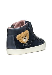 Zapatillas altas de marina fabricadas en cuero y ante, con un bordado de oso de peluche en el lateral, suela de goma blanca y forro rosa.