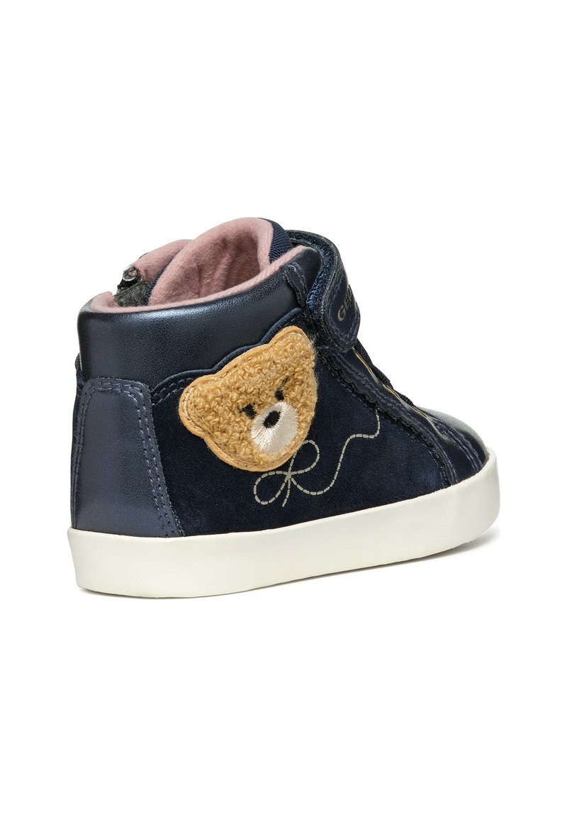 Baskets montantes bleu marine en cuir et daim, avec une broderie de nounours sur le côté, semelle en caoutchouc blanche et doublure rose.