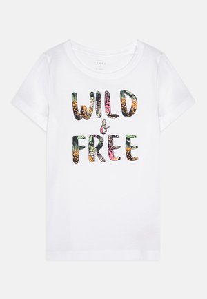 Hvit bomulls T-skjorte med multikolorert grafisk tekst "WILD & FREE" med et bladmønster, korte ermer og rund hals.