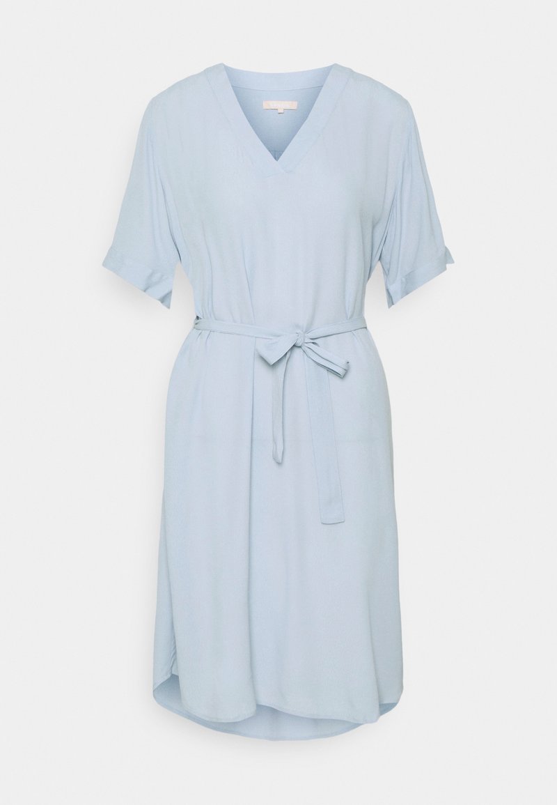 Robe bleu clair à col en V, longueur aux genoux, avec manches courtes et ceinture en tissu nouée à la taille sur un fond uni.