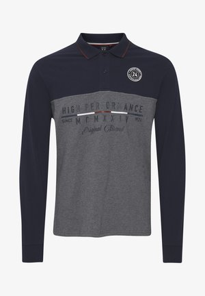 Tricou polo cu mâneci lungi, având partea superioară navy și partea inferioară gri, cu text imprimat și un insigiu rotund pe piept. Amestec de bumbac.