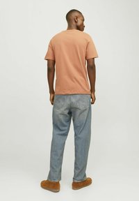 Jack & Jones PREMIUM GEDRUCKT RUNDHALS - Apdrukāts T-krekls - sunburn
