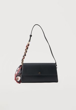 Čierna obdĺžniková taška na rameno s pleteným popruhom a pripevneným šálom s kvetinovým vzorom na bielom pozadí.