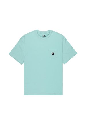 Jasnoturkusowy bawełniany t-shirt z krótkimi rękawami, okrągłym dekoltem oraz kieszonką na lewej piersi z czarną metką z logo.