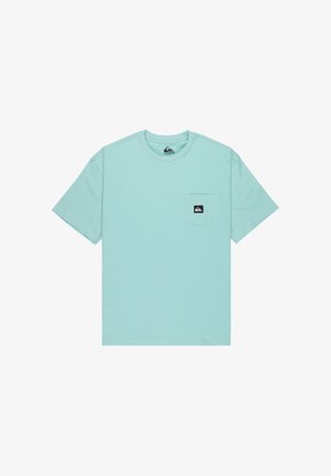 Jasnoturkusowy bawełniany t-shirt z krótkimi rękawami, okrągłym dekoltem oraz kieszonką na lewej piersi z czarną metką z logo.