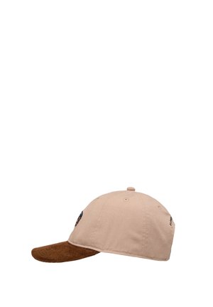 Cappellino da baseball beige in tessuto con visiera curva in velluto a coste marrone, vista laterale che mostra i fori di ventilazione e i pannelli cuciti.
