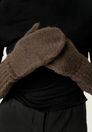 Muffole in maglia marrone con una texture a coste e un tessuto spesso, caratterizzate da una forma arrotondata e cuciture visibili sul polso.