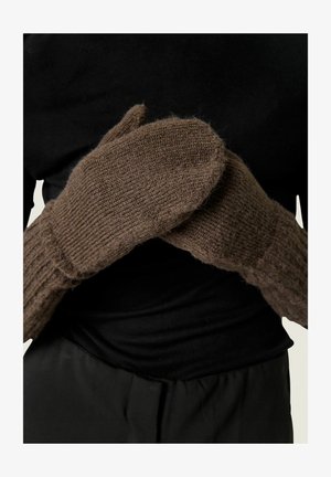 Brūnas adītas cimdi ar ribotu tekstūru un biezu audumu, ar noapaļotu formu un redzamām šuvēm pie plaukstas.