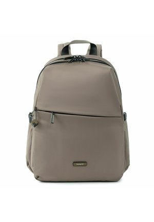 Sac à dos couleur taupe avec poche avant zippée, tirettes de fermeture éclair noires, une poignée supérieure et une petite plaque logo Hedgren sur l'avant.