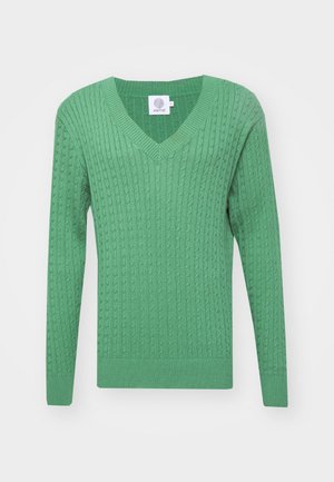 Groene gebreide trui met een V-hals, geribbelde manchetten en een textuurpatroon door de stof. Het label aan de hals zegt "KNITD."