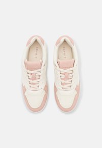 Weiße Sneakers mit hellrosa Wildlederakzenten. Mesh-Obermaterial, Schnürsenkel und weiches Innenfutter. Branding auf der Innensohle und der Ferse. Abgerundete Zehenpartie.