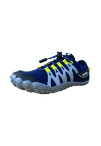 Zapatilla deportiva azul marino con acentos grises, parte superior de malla, cordones amarillos y suela texturizada. Cuenta con un sistema de cordones tipo toggle y una marca en el lateral.