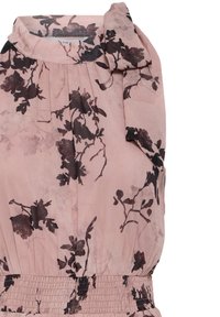 Blouse rose sans manches avec imprimé floral sombre, taille froncée et un détail décoratif en tissu plié près du col sur le côté droit.