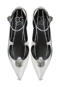 Silberne Lederballerinas mit spitzem Schuhkopf, ausgeschnittenen Seiten und Riemchen mit metallischen Kettendetails. Schwarze Innensohle mit Logo.