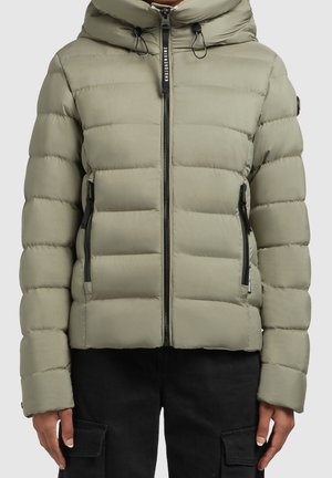 Hellgrüne Pufferjacke mit Kapuze, ausgestattet mit einem Reißverschluss auf der Vorderseite, schwarzen Reißverschlusstaschen und gestepptem Material. Mit Kordeln akzentuiert.