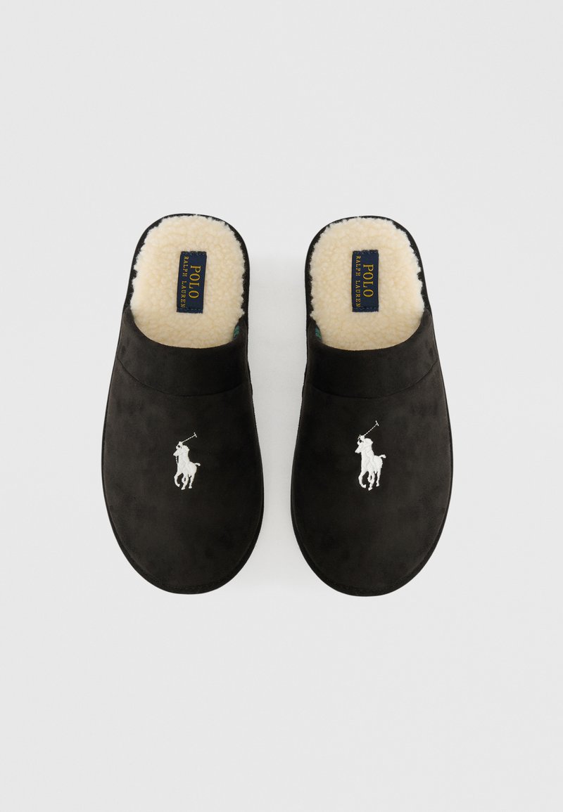 Schwarze Wildleder-Slipper mit cremefarbener Fleece-Auskleidung und weißem gesticktem Polo-Spieler-Logo oben auf jedem Slipper.