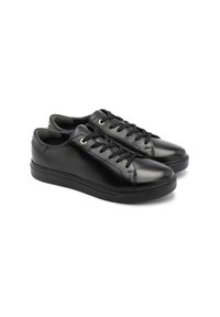 Sneaker in pelle nera con punta arrotondata, suola piatta in gomma e lacci tonali. Presenta occhielli in metallo e dettagli di cucitura minimi.