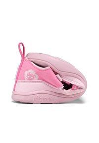 Scarpa rosa per bambini con una parte superiore in suede morbido e chiusura elastica. Presenta una suola in gomma e un linguetta posteriore per indossarla facilmente.