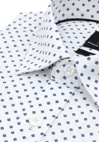 Biała koszula z małym niebieskim wzorem w kwiaty, z klasycznym kołnierzykiem, zapinana na guziki, z białymi guzikami. Materiał jest gładki i lekki.