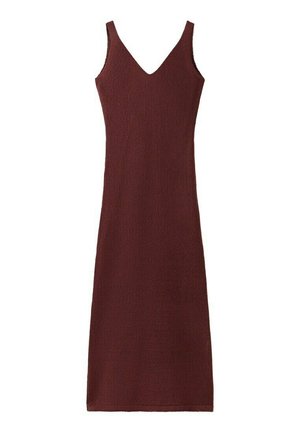 Vestido de punto sin mangas, con escote en V y largo hasta la pantorrilla, en un tono burdeos intenso y con una silueta ajustada.