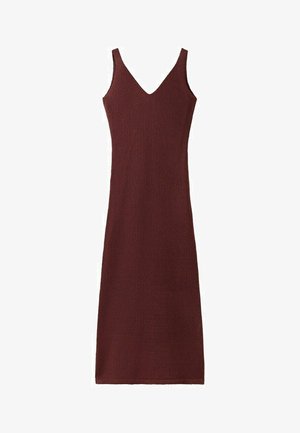 Vestido de punto sin mangas, con escote en V y largo hasta la pantorrilla, en un tono burdeos intenso y con una silueta ajustada.