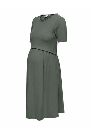 Vestido premamá de manga corta, color verde oliva con textura acanalada, con parte superior ajustada y falda fruncida, diseñado para comodidad y elasticidad.