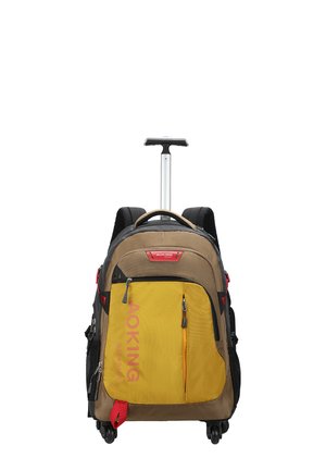 Zaino con ruote e manico telescopico, sezioni marroni e gialle, molteplici tasche con cerniera e logo del marchio rosso sulla tasca frontale.