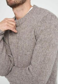 Grauer Strickpullover mit Rundhalsausschnitt und strukturiertem Muster. Lange Ärmel mit gerippten Bündchen, aus einem weichen, warmen Stoff gefertigt.