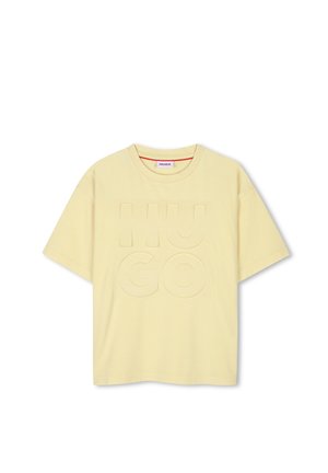 Camiseta amarilla de manga corta con el texto en relieve "HUGO" en el frente, cuello redondo y un ajuste relajado, hecha de suave material de algodón.