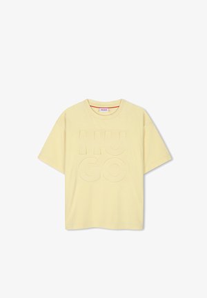 Camiseta amarilla de manga corta con el texto en relieve "HUGO" en el frente, cuello redondo y un ajuste relajado, hecha de suave material de algodón.