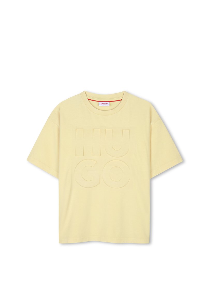 Camiseta amarilla de manga corta con el texto en relieve "HUGO" en el frente, cuello redondo y un ajuste relajado, hecha de suave material de algodón.