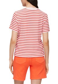 Rood-wit gestreept T-shirt met korte mouwen, ronde halslijn, gecombineerd met oranje shorts met twee achterzakken.