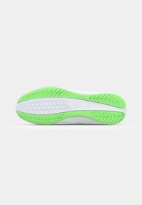 Suola della scarpa in gomma bianca e verde brillante. Presenta una superficie testurizzata con motivi a spina di pesce e circolari per una migliore trazione.