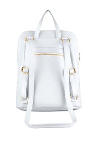Witte leren rugzak met verstelbare banden, voorzien van een ritsvak aan de voorkant en gouden hardware. Gladde textuur met een minimalistisch ontwerp.