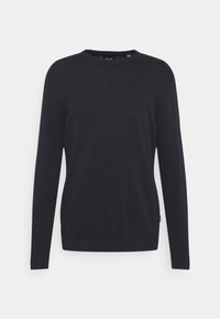 Maglione crewneck blu scuro realizzato in tessuto morbido e leggero. Maniche lunghe, polsini e orlo a coste, e un sottile etichetta del logo sul lato sinistro in basso.