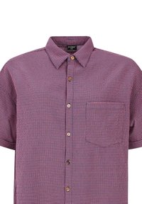 Camicia a maniche corte con bottoni in fantasia a quadri rossi e blu. Presenta un colletto classico, una tasca sul petto e bottoni in legno.