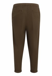 Bruine broek met een gladde textuur, taps toelopende pasvorm en opgerolde boorden. Voorzien van twee achterzakken met vierkante kleppen.