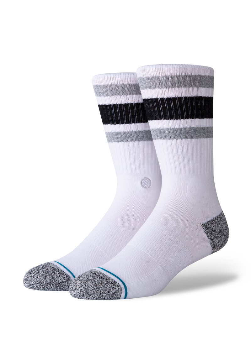 Weiße Socken mit grauen und schwarzen Streifen oben. Verstärkter Zehenbereich mit hellblauen Akzenten. Gepolsterte Sohle und gerippte Bündchenstruktur.